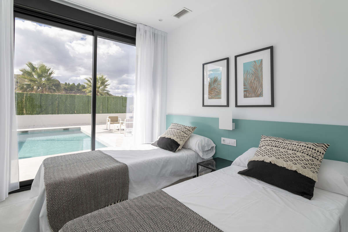Calasparra: Tu Villa Moderna con Piscina Privada, Villas modernas en Calasparra, Murcia. 3 dorm., 2 baños, piscina privada, parcela 550m². Cerca de servicios, naturaleza y playas. ¡Su oasis!