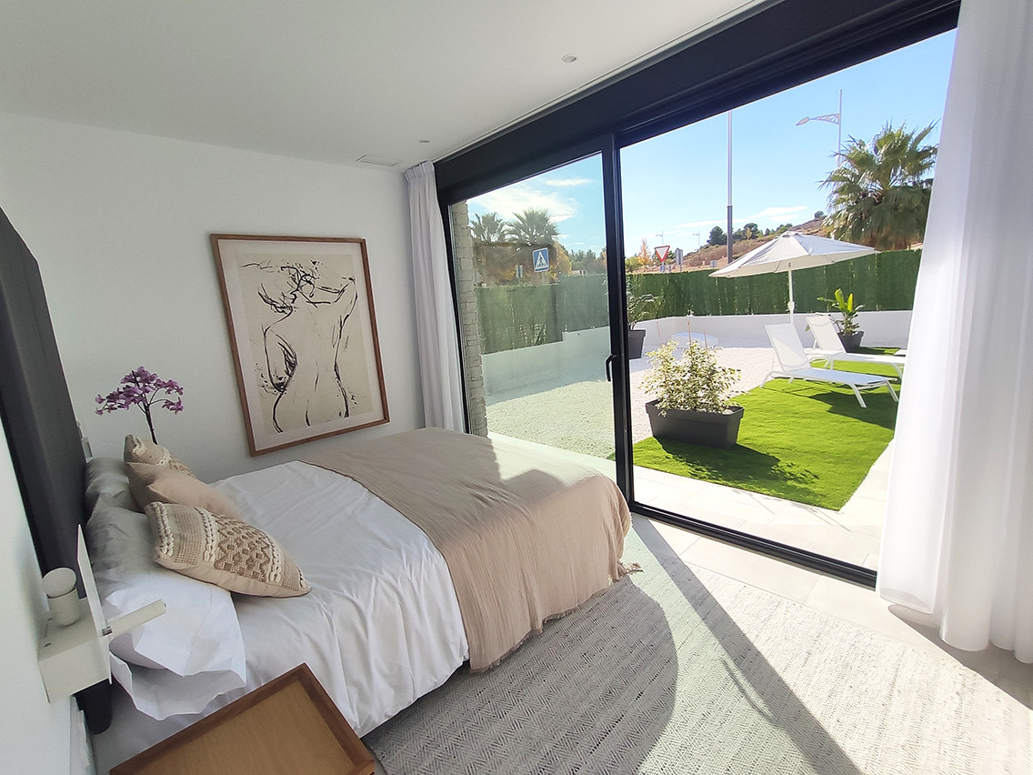 Calasparra: Tu Villa Moderna con Piscina Privada, Villas modernas en Calasparra, Murcia. 3 dorm., 2 baños, piscina privada, parcela 550m². Cerca de servicios, naturaleza y playas. ¡Su oasis!