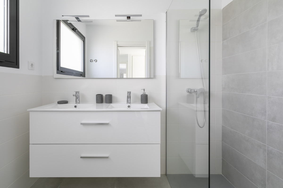 Calasparra: Tu Villa Moderna con Piscina Privada, Villas modernas en Calasparra, Murcia. 3 dorm., 2 baños, piscina privada, parcela 550m². Cerca de servicios, naturaleza y playas. ¡Su oasis!