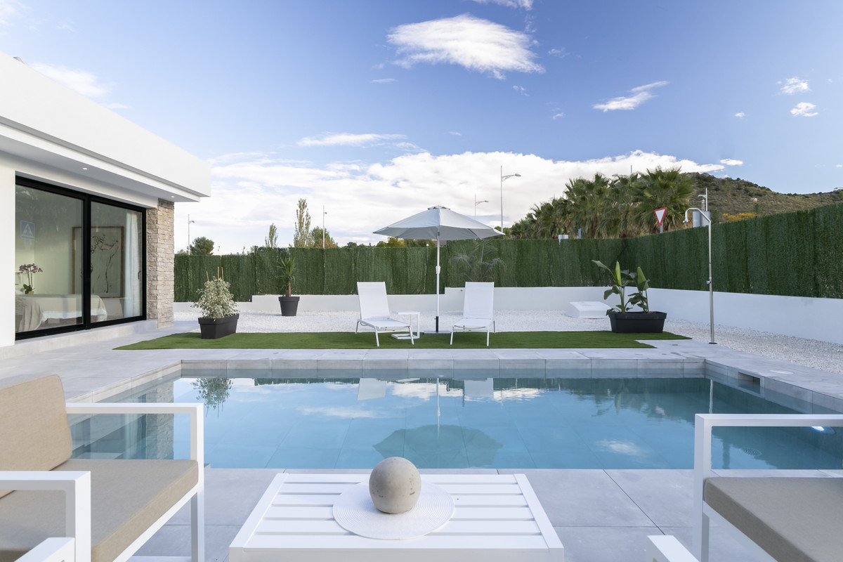 Calasparra: Tu Villa Moderna con Piscina Privada, Villas modernas en Calasparra, Murcia. 3 dorm., 2 baños, piscina privada, parcela 550m². Cerca de servicios, naturaleza y playas. ¡Su oasis!