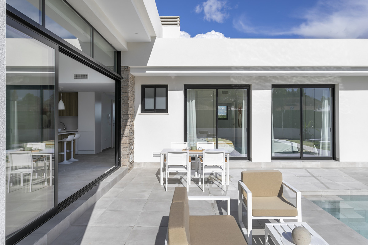 Calasparra: Tu Villa Moderna con Piscina Privada, Villas modernas en Calasparra, Murcia. 3 dorm., 2 baños, piscina privada, parcela 550m². Cerca de servicios, naturaleza y playas. ¡Su oasis!