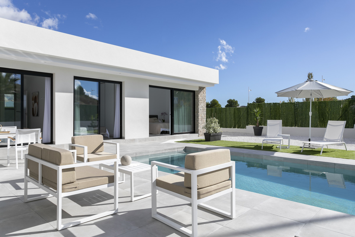 Calasparra: Tu Villa Moderna con Piscina Privada, Villas modernas en Calasparra, Murcia. 3 dorm., 2 baños, piscina privada, parcela 550m². Cerca de servicios, naturaleza y playas. ¡Su oasis!