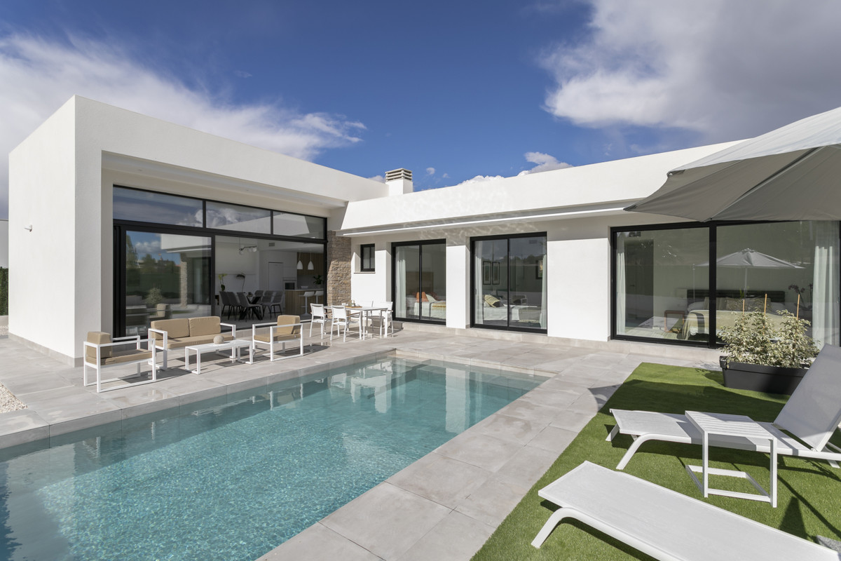 Calasparra: Tu Villa Moderna con Piscina Privada, Villas modernas en Calasparra, Murcia. 3 dorm., 2 baños, piscina privada, parcela 550m². Cerca de servicios, naturaleza y playas. ¡Su oasis!