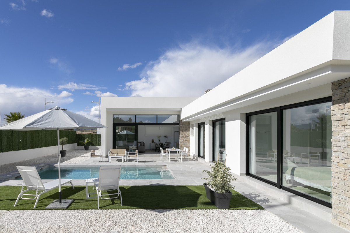 Calasparra: Tu Villa Moderna con Piscina Privada, Villas modernas en Calasparra, Murcia. 3 dorm., 2 baños, piscina privada, parcela 550m². Cerca de servicios, naturaleza y playas. ¡Su oasis!