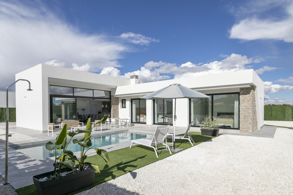 Calasparra: Tu Villa Moderna con Piscina Privada, Villas modernas en Calasparra, Murcia. 3 dorm., 2 baños, piscina privada, parcela 550m². Cerca de servicios, naturaleza y playas. ¡Su oasis!