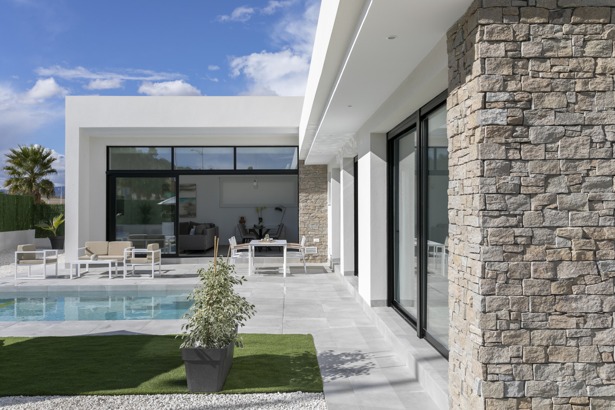 Calasparra: Tu Villa Moderna con Piscina Privada, Villas modernas en Calasparra, Murcia. 3 dorm., 2 baños, piscina privada, parcela 550m². Cerca de servicios, naturaleza y playas. ¡Su oasis!