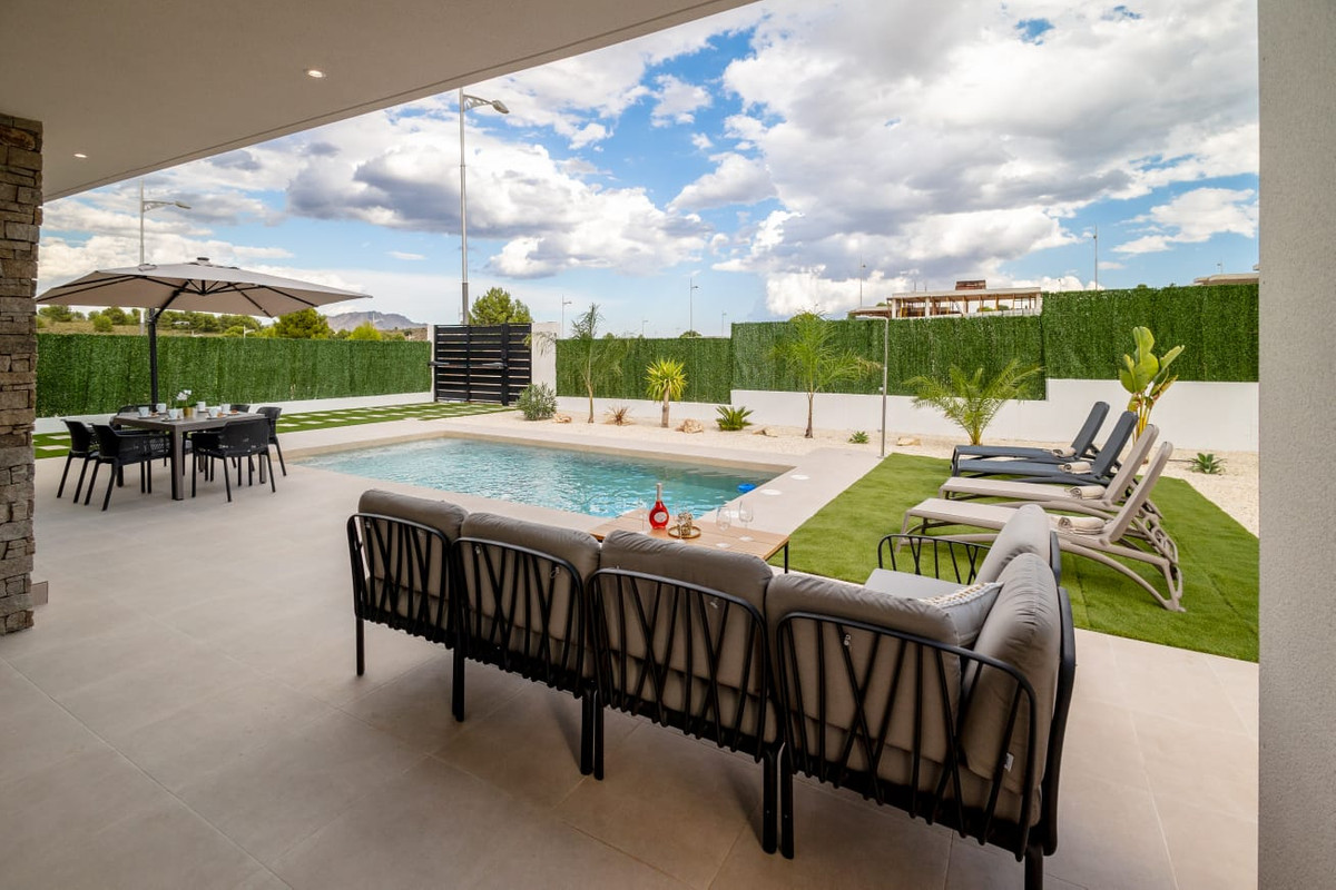 Calasparra: Tu Villa Moderna con Piscina Privada, Villas modernas en Calasparra, Murcia. 3 dorm., 2 baños, piscina privada, parcela 550m². Cerca de servicios, naturaleza y playas. ¡Su oasis!