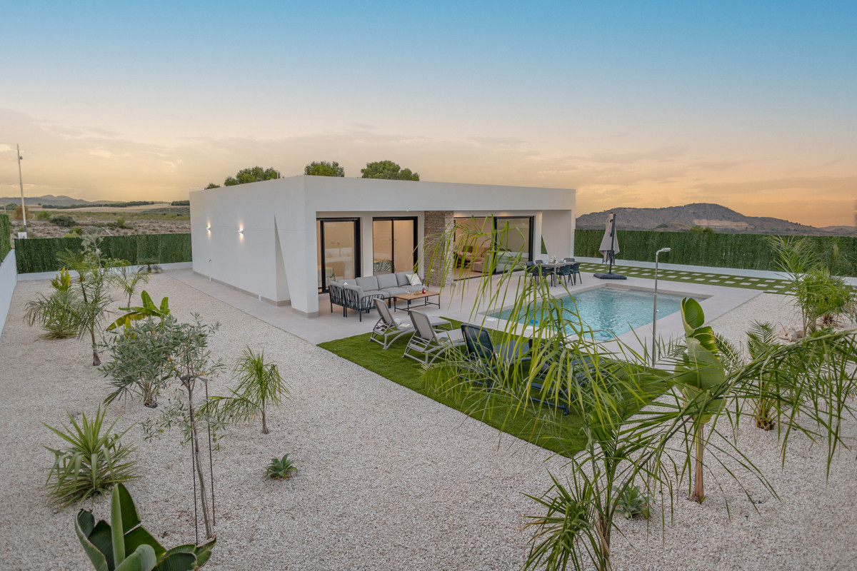 Calasparra: Tu Villa Moderna con Piscina Privada, Villas modernas en Calasparra, Murcia. 3 dorm., 2 baños, piscina privada, parcela 550m². Cerca de servicios, naturaleza y playas. ¡Su oasis!