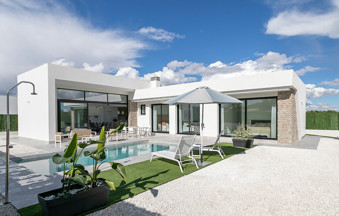 Calasparra: Tu Villa Moderna con Piscina Privada, Villas modernas en Calasparra, Murcia. 3 dorm., 2 baños, piscina privada, parcela 550m². Cerca de servicios, naturaleza y playas. ¡Su oasis!