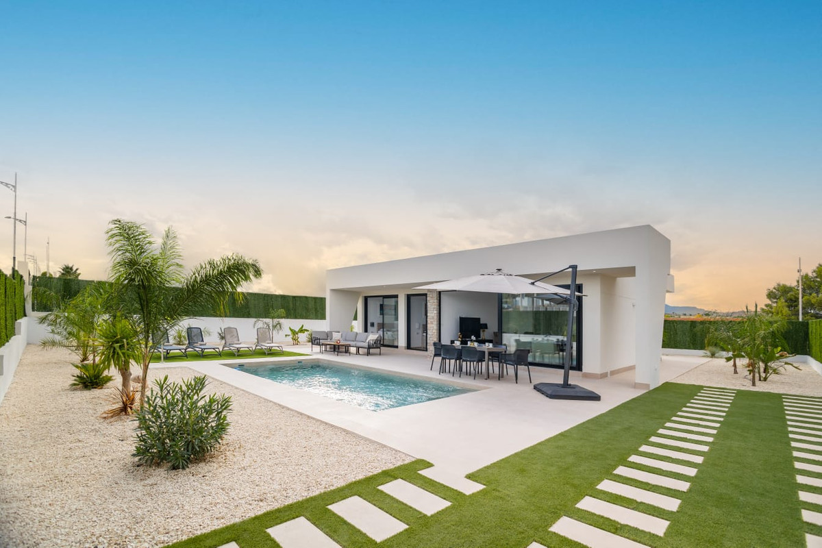 Calasparra: Tu Villa Moderna con Piscina Privada, Villas modernas en Calasparra, Murcia. 3 dorm., 2 baños, piscina privada, parcela 550m². Cerca de servicios, naturaleza y playas. ¡Su oasis!