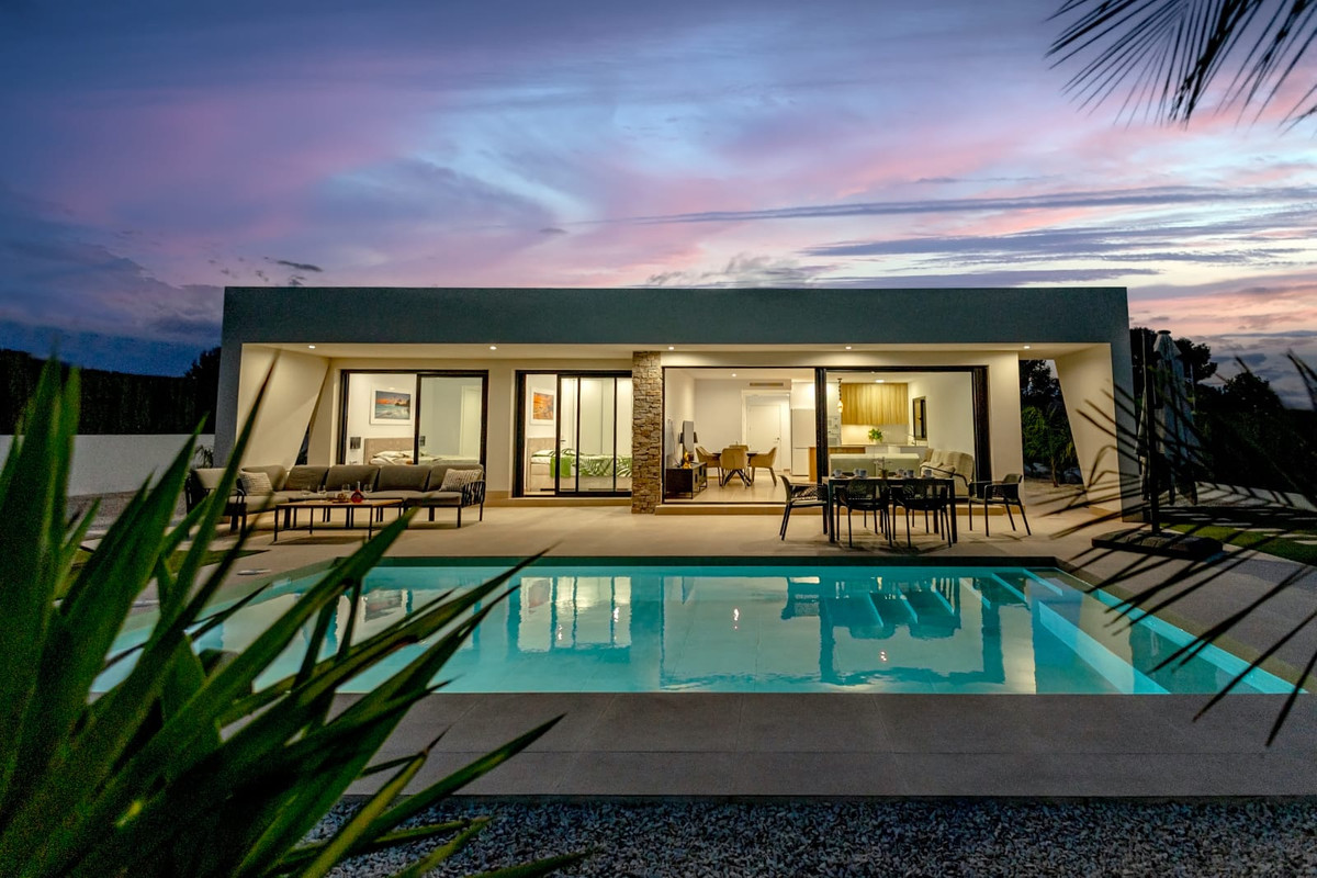 Calasparra: Tu Villa Moderna con Piscina Privada, Villas modernas en Calasparra, Murcia. 3 dorm., 2 baños, piscina privada, parcela 550m². Cerca de servicios, naturaleza y playas. ¡Su oasis!