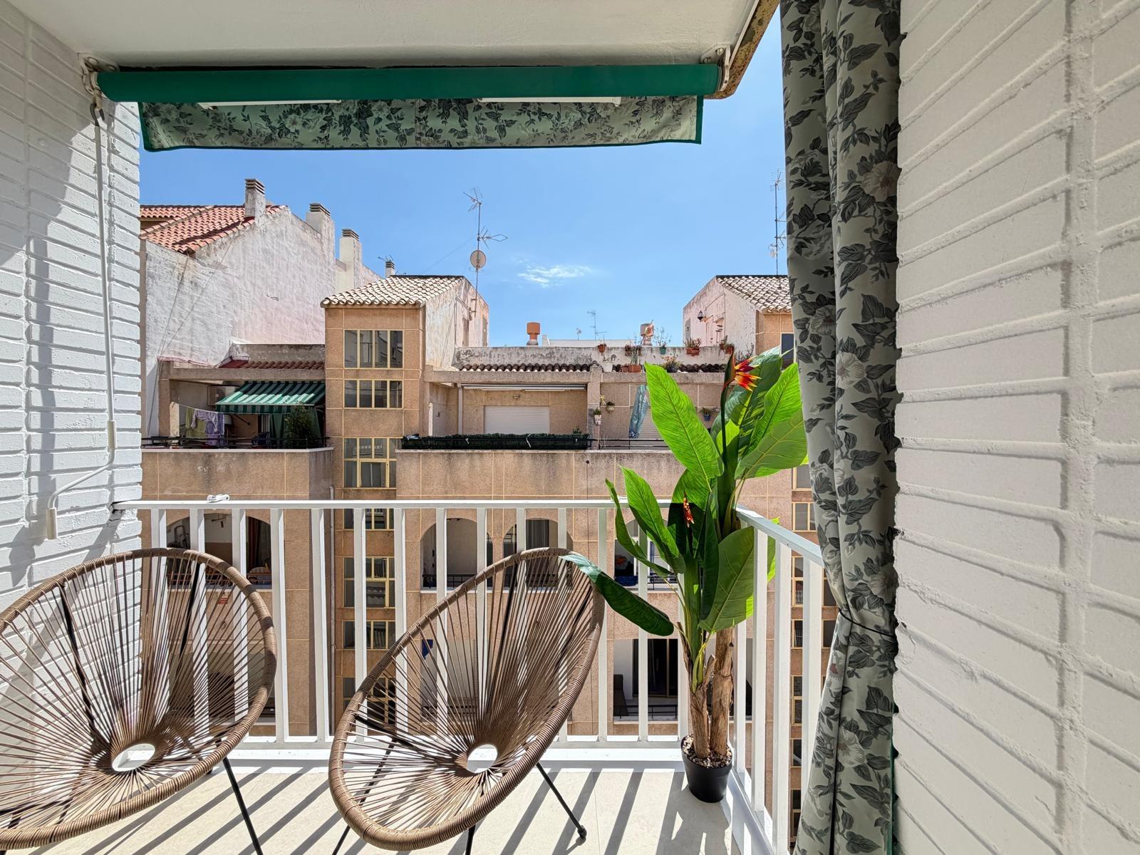 Ático de Lujo Reformado: Playa del Cura, Torrevieja, Ático de lujo reformado a estrenar en Torrevieja, a 250m de Playa del Cura. 3 dorm, 1 baño, amueblado y con trastero. ¡Tu hogar soñado en Costa Blanca por 229.0