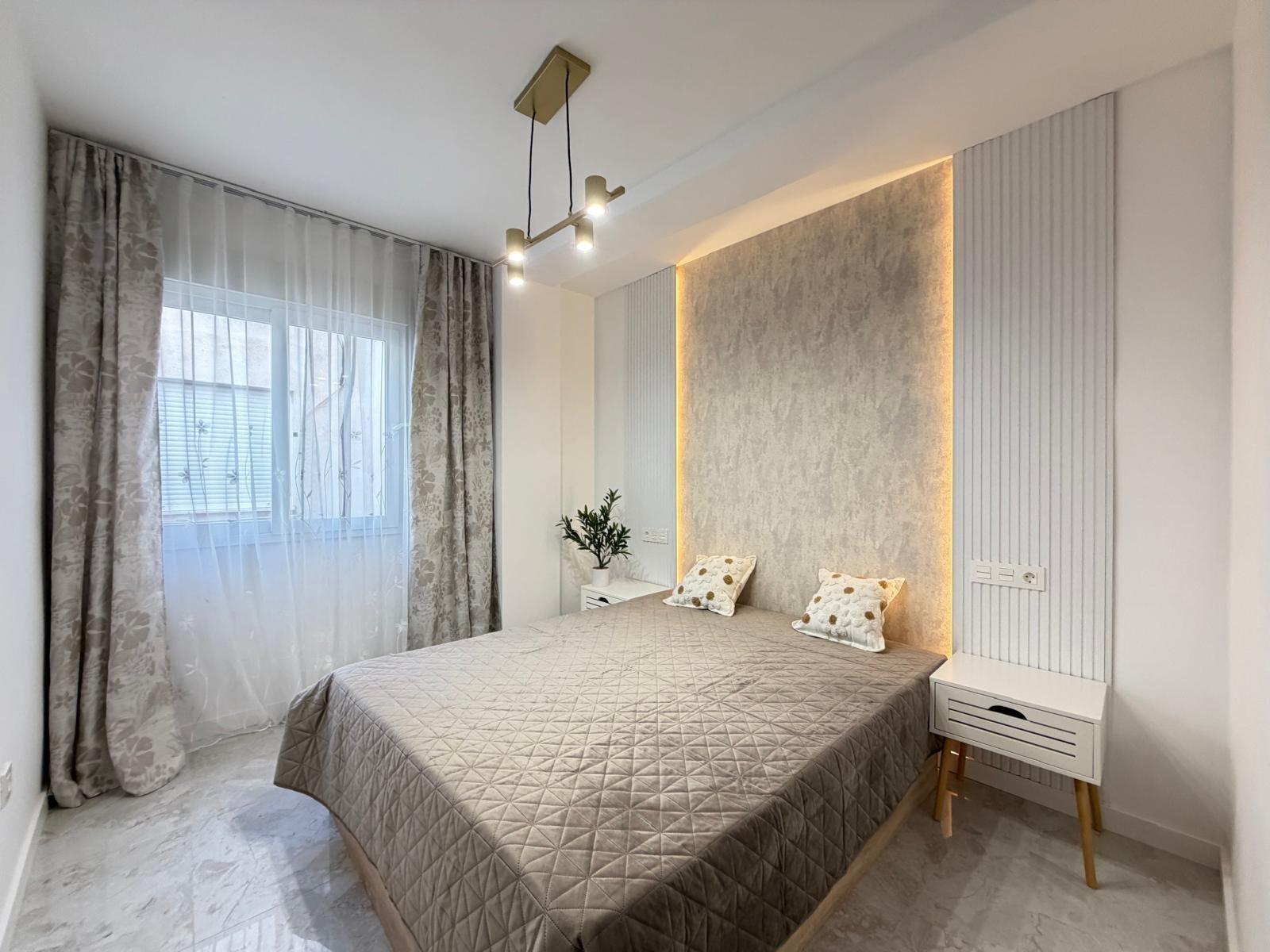 Ático de Lujo Reformado: Playa del Cura, Torrevieja, Ático de lujo reformado a estrenar en Torrevieja, a 250m de Playa del Cura. 3 dorm, 1 baño, amueblado y con trastero. ¡Tu hogar soñado en Costa Blanca por 229.0