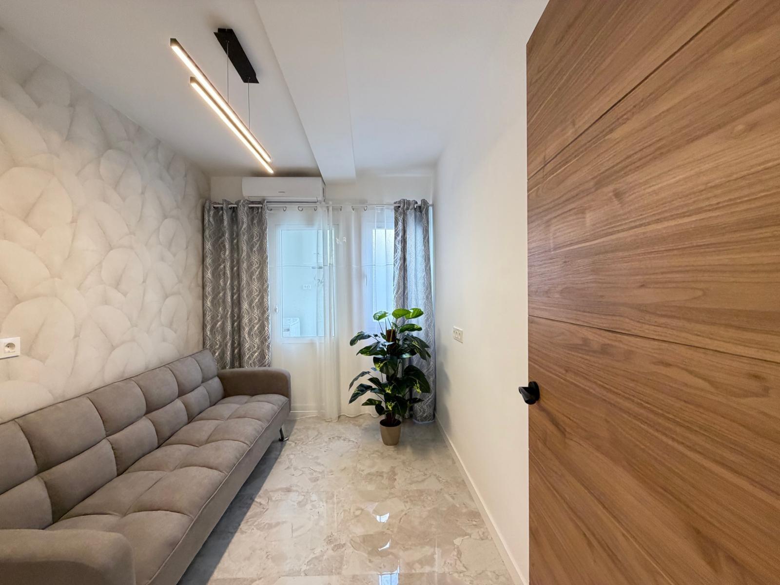 Ático de Lujo Reformado: Playa del Cura, Torrevieja, Ático de lujo reformado a estrenar en Torrevieja, a 250m de Playa del Cura. 3 dorm, 1 baño, amueblado y con trastero. ¡Tu hogar soñado en Costa Blanca por 229.0