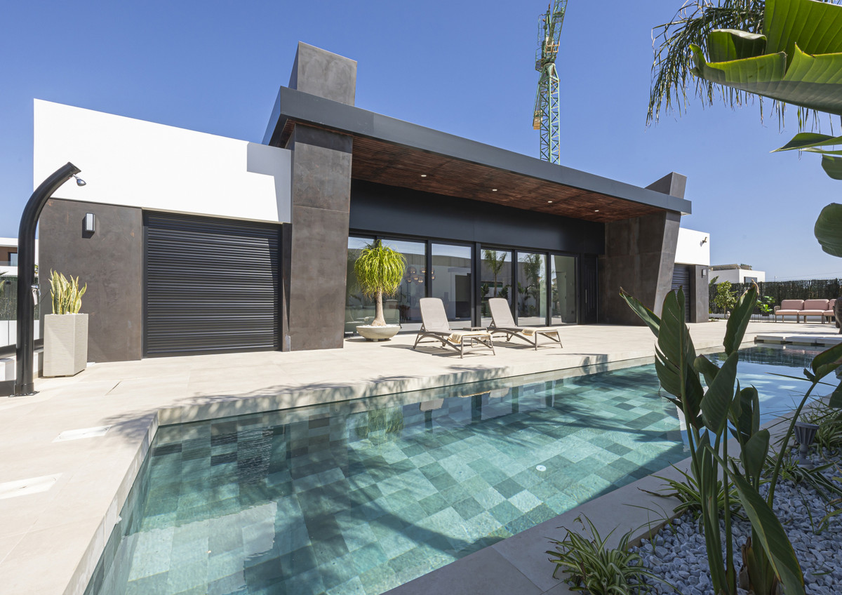 Villa de Autor en Ciudad Quesada: Lujo, Golf y Mar, Villas de autor excepcionales en Ciudad Quesada, Costa Blanca Sur. Junto a La Marquesa Golf y playas. 3 dorm, 3 baños, piscina. ¡Diseño, confort y calidad de vi