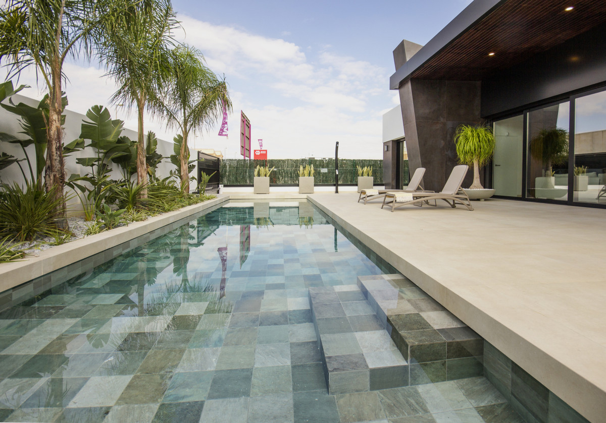 Villa de Autor en Ciudad Quesada: Lujo, Golf y Mar, Villas de autor excepcionales en Ciudad Quesada, Costa Blanca Sur. Junto a La Marquesa Golf y playas. 3 dorm, 3 baños, piscina. ¡Diseño, confort y calidad de vi