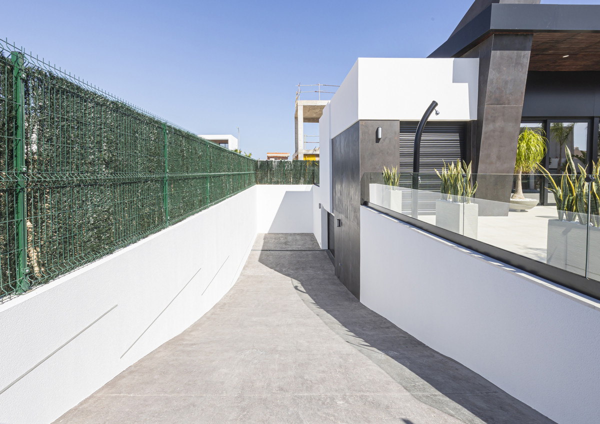 Villa de Autor en Ciudad Quesada: Lujo, Golf y Mar, Villas de autor excepcionales en Ciudad Quesada, Costa Blanca Sur. Junto a La Marquesa Golf y playas. 3 dorm, 3 baños, piscina. ¡Diseño, confort y calidad de vi