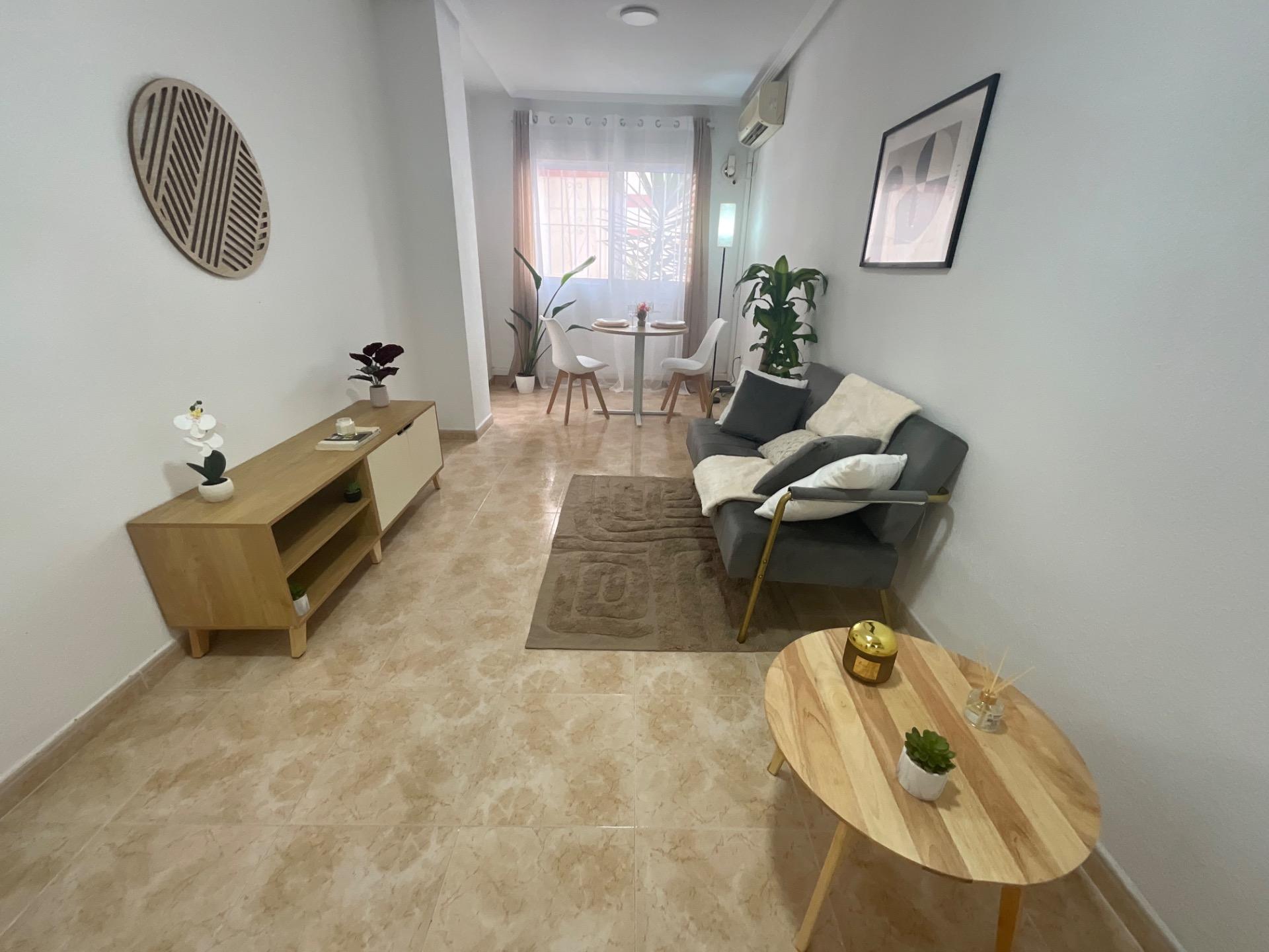 Tu Apartamento Ideal en Torrevieja: Piscina, Playa y Servicios., Apartamento en Torrevieja, Parque de las Naciones. 1 dorm, terraza con vistas a piscina. Residencial exclusivo con seguridad, cerca de playas y centro. ¡Ideal i