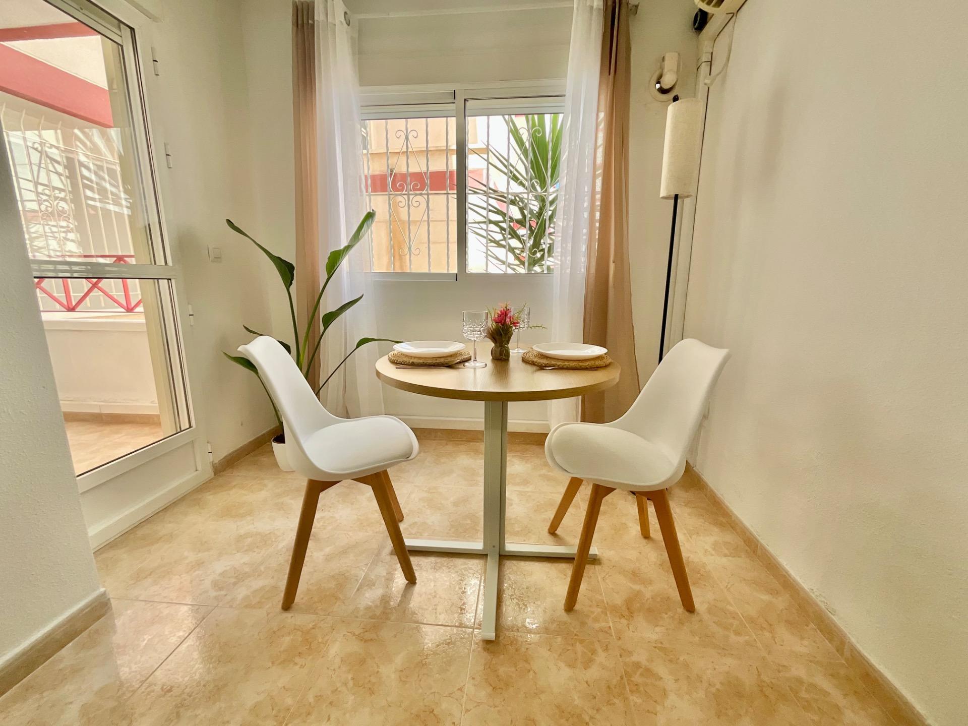 Tu Apartamento Ideal en Torrevieja: Piscina, Playa y Servicios., Apartamento en Torrevieja, Parque de las Naciones. 1 dorm, terraza con vistas a piscina. Residencial exclusivo con seguridad, cerca de playas y centro. ¡Ideal i
