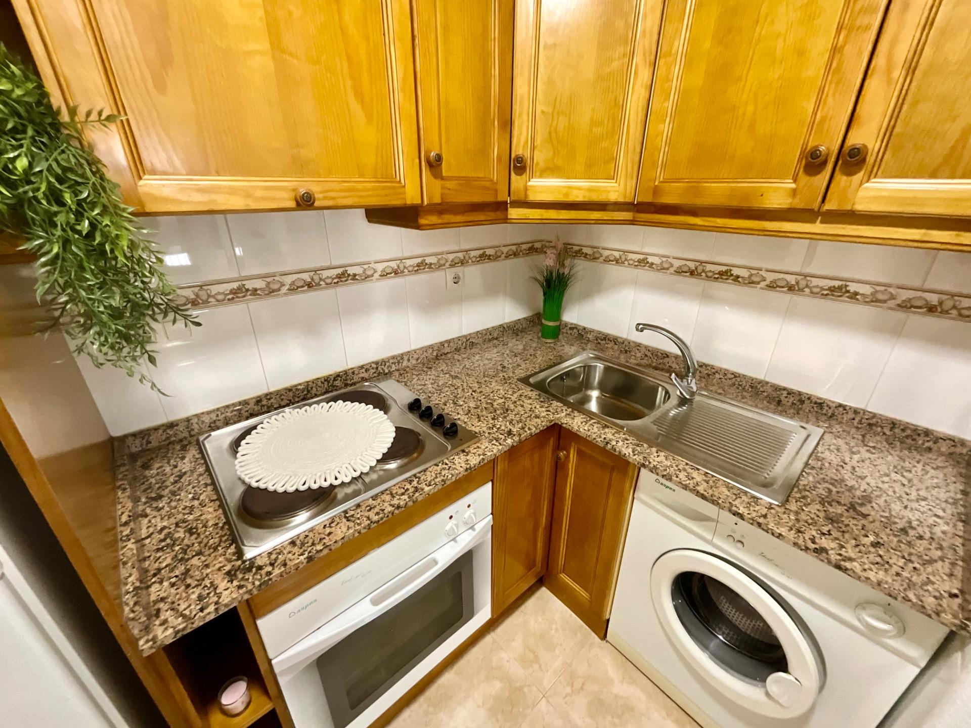 Tu Apartamento Ideal en Torrevieja: Piscina, Playa y Servicios., Apartamento en Torrevieja, Parque de las Naciones. 1 dorm, terraza con vistas a piscina. Residencial exclusivo con seguridad, cerca de playas y centro. ¡Ideal i