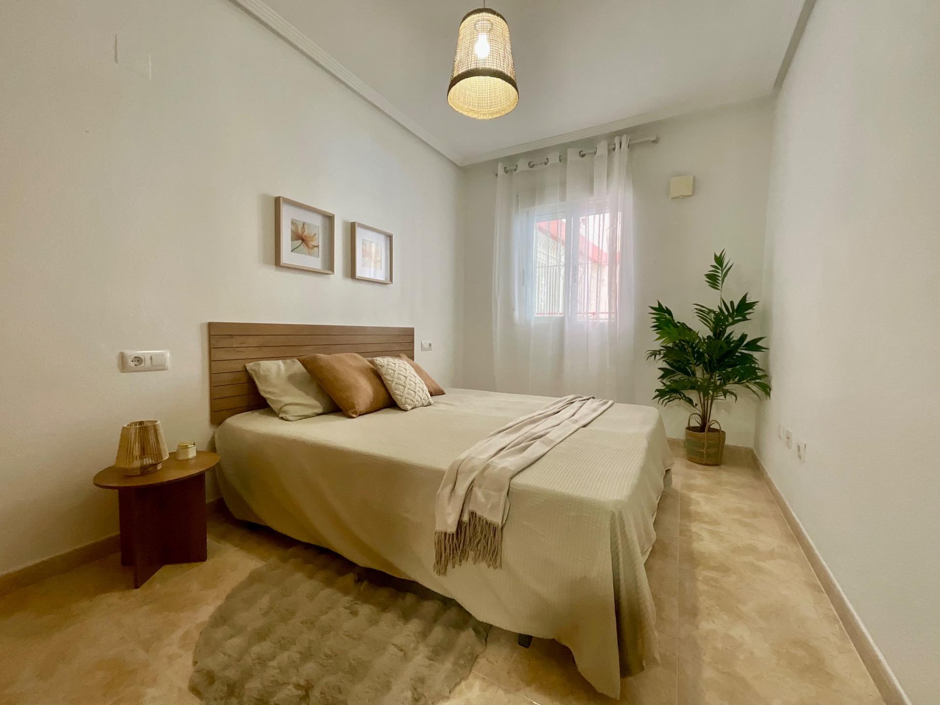 Tu Apartamento Ideal en Torrevieja: Piscina, Playa y Servicios., Apartamento en Torrevieja, Parque de las Naciones. 1 dorm, terraza con vistas a piscina. Residencial exclusivo con seguridad, cerca de playas y centro. ¡Ideal i
