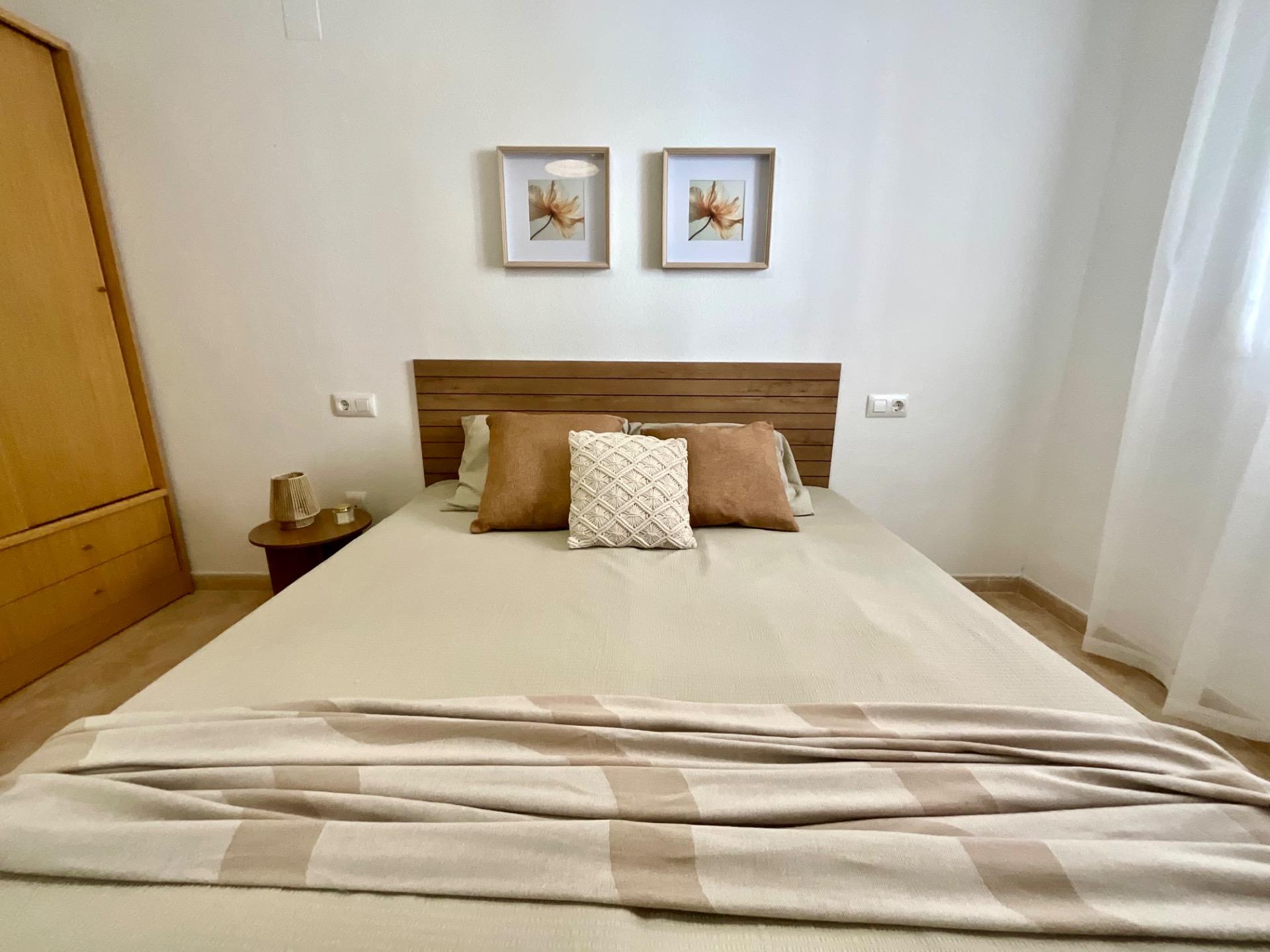 Tu Apartamento Ideal en Torrevieja: Piscina, Playa y Servicios., Apartamento en Torrevieja, Parque de las Naciones. 1 dorm, terraza con vistas a piscina. Residencial exclusivo con seguridad, cerca de playas y centro. ¡Ideal i
