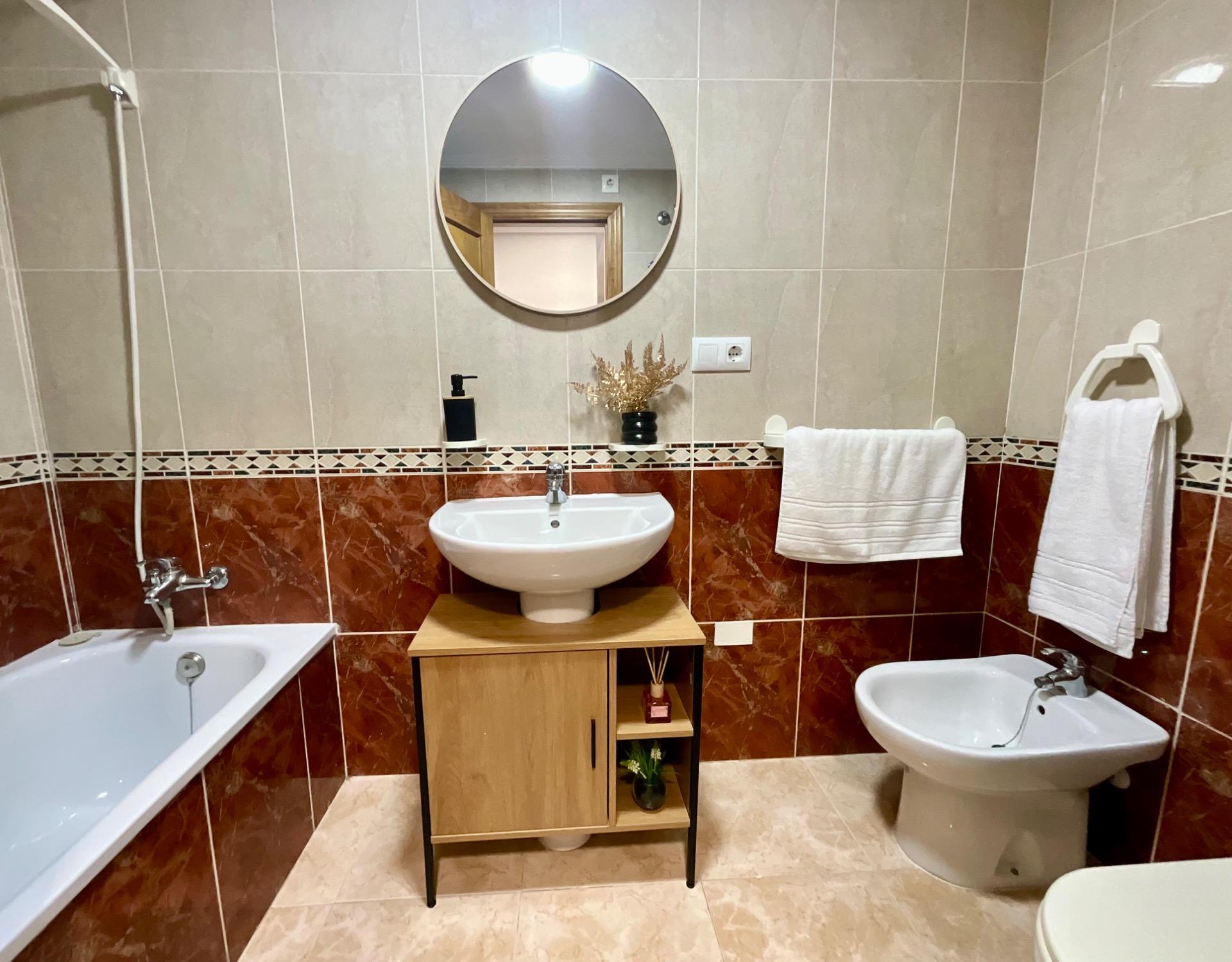 Tu Apartamento Ideal en Torrevieja: Piscina, Playa y Servicios., Apartamento en Torrevieja, Parque de las Naciones. 1 dorm, terraza con vistas a piscina. Residencial exclusivo con seguridad, cerca de playas y centro. ¡Ideal i