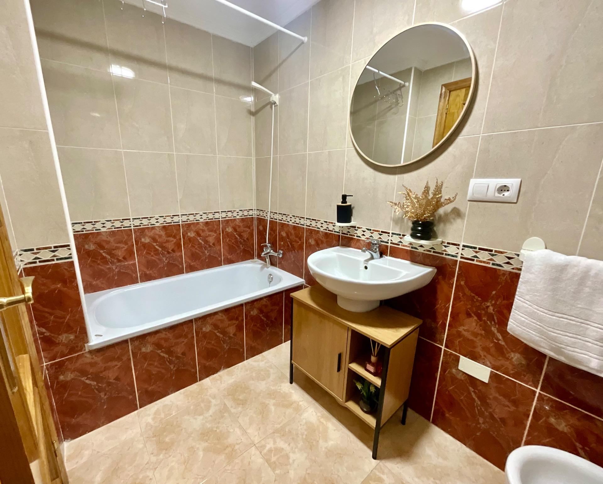 Tu Apartamento Ideal en Torrevieja: Piscina, Playa y Servicios., Apartamento en Torrevieja, Parque de las Naciones. 1 dorm, terraza con vistas a piscina. Residencial exclusivo con seguridad, cerca de playas y centro. ¡Ideal i