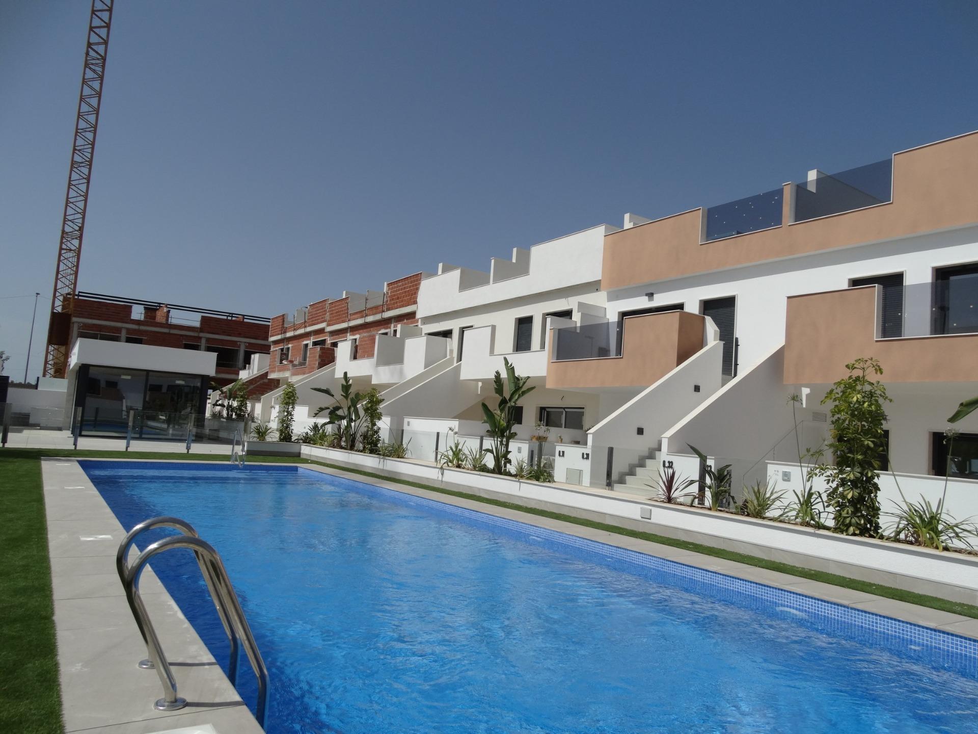 Tu Oasis Moderno en Pilar de la Horadada, Bungalows obra nueva en Pilar de la Horadada, Costa Blanca Sur. 2 hab, 2 baños. Máximo confort y vida mediterránea. ¡Oportunidad única!