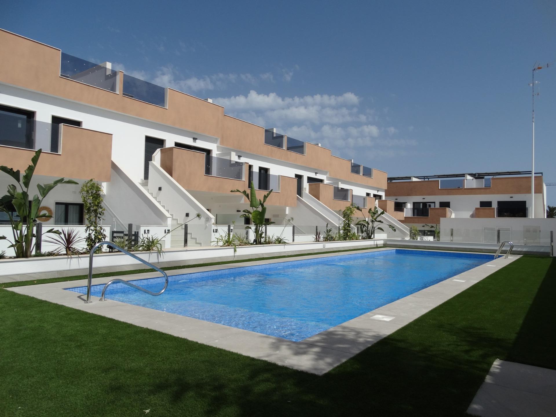 Tu Oasis Moderno en Pilar de la Horadada, Bungalows obra nueva en Pilar de la Horadada, Costa Blanca Sur. 2 hab, 2 baños. Máximo confort y vida mediterránea. ¡Oportunidad única!