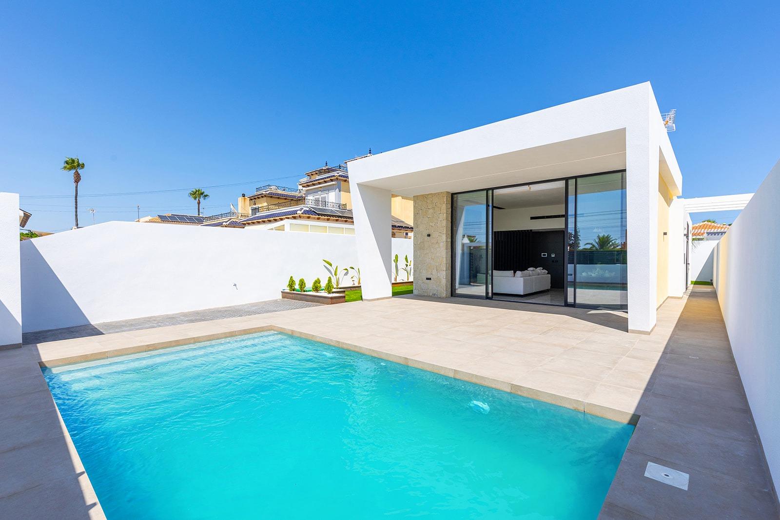 Villa en Venta en Torrevieja, Villa obra nueva en Torrevieja, Costa Blanca Sur. 3 hab, 2 baños, piscina privada. Vive el Mediterráneo con estilo y confort. ¡Tu hogar ideal!