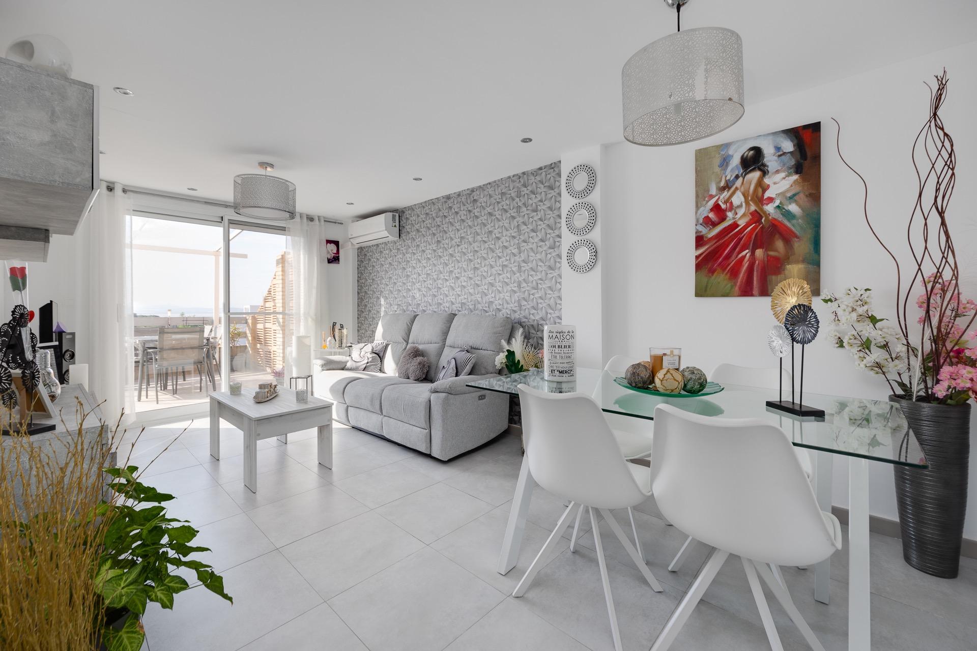 Ático Exclusivo Primera Línea Mar Torrevieja: Vistas Soñadas, Ático de lujo en Torrevieja, primera línea de mar a 50m de Playa Los Náufragos. 3 dorm, 2 baños, terraza 40m² con vistas a la laguna y lago rosa. ¡Tu paraíso po