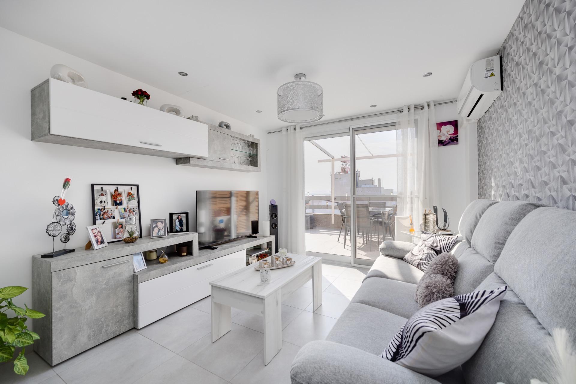 Ático Exclusivo Primera Línea Mar Torrevieja: Vistas Soñadas, Ático de lujo en Torrevieja, primera línea de mar a 50m de Playa Los Náufragos. 3 dorm, 2 baños, terraza 40m² con vistas a la laguna y lago rosa. ¡Tu paraíso po