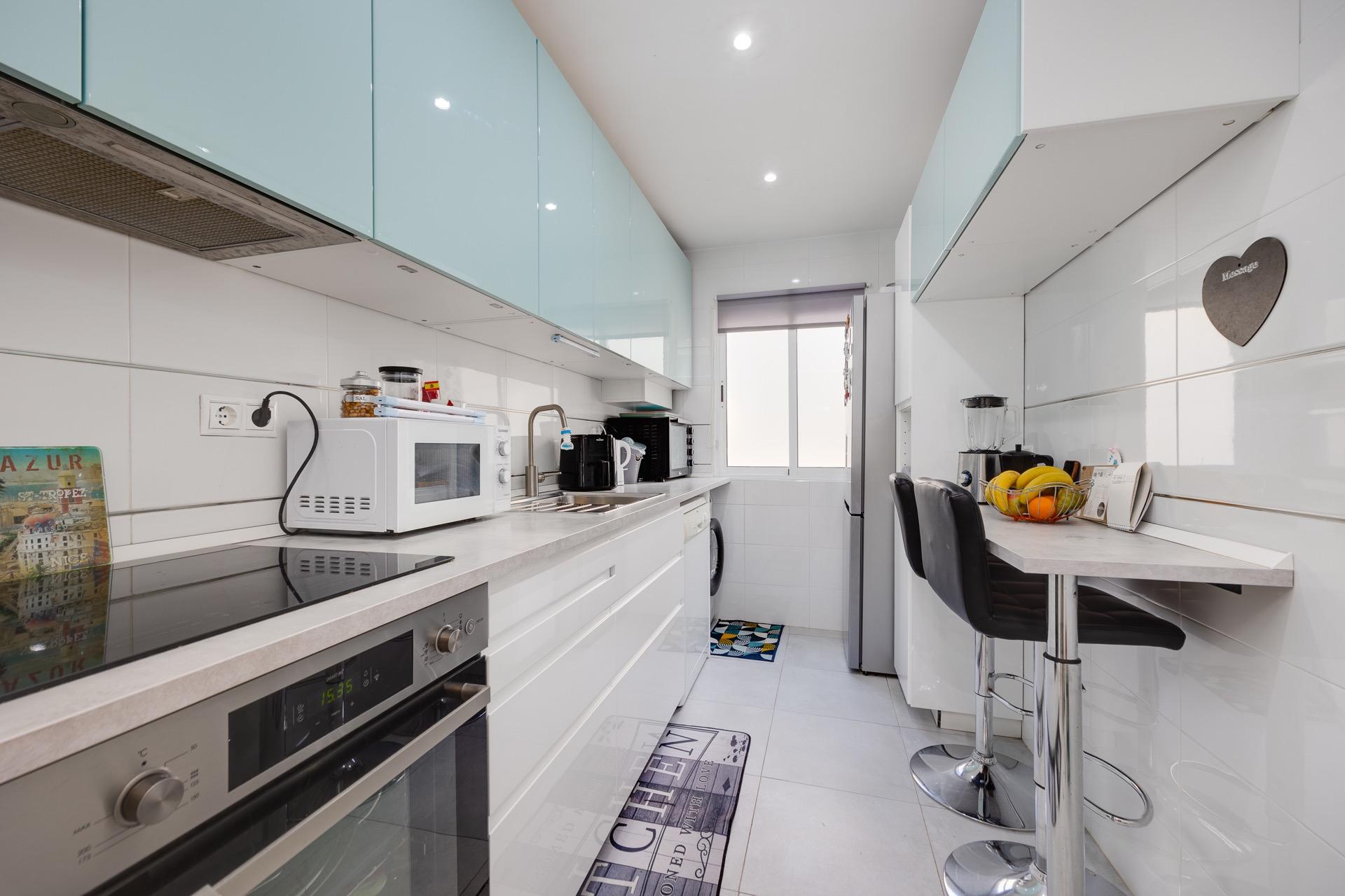 Ático Exclusivo Primera Línea Mar Torrevieja: Vistas Soñadas, Ático de lujo en Torrevieja, primera línea de mar a 50m de Playa Los Náufragos. 3 dorm, 2 baños, terraza 40m² con vistas a la laguna y lago rosa. ¡Tu paraíso po
