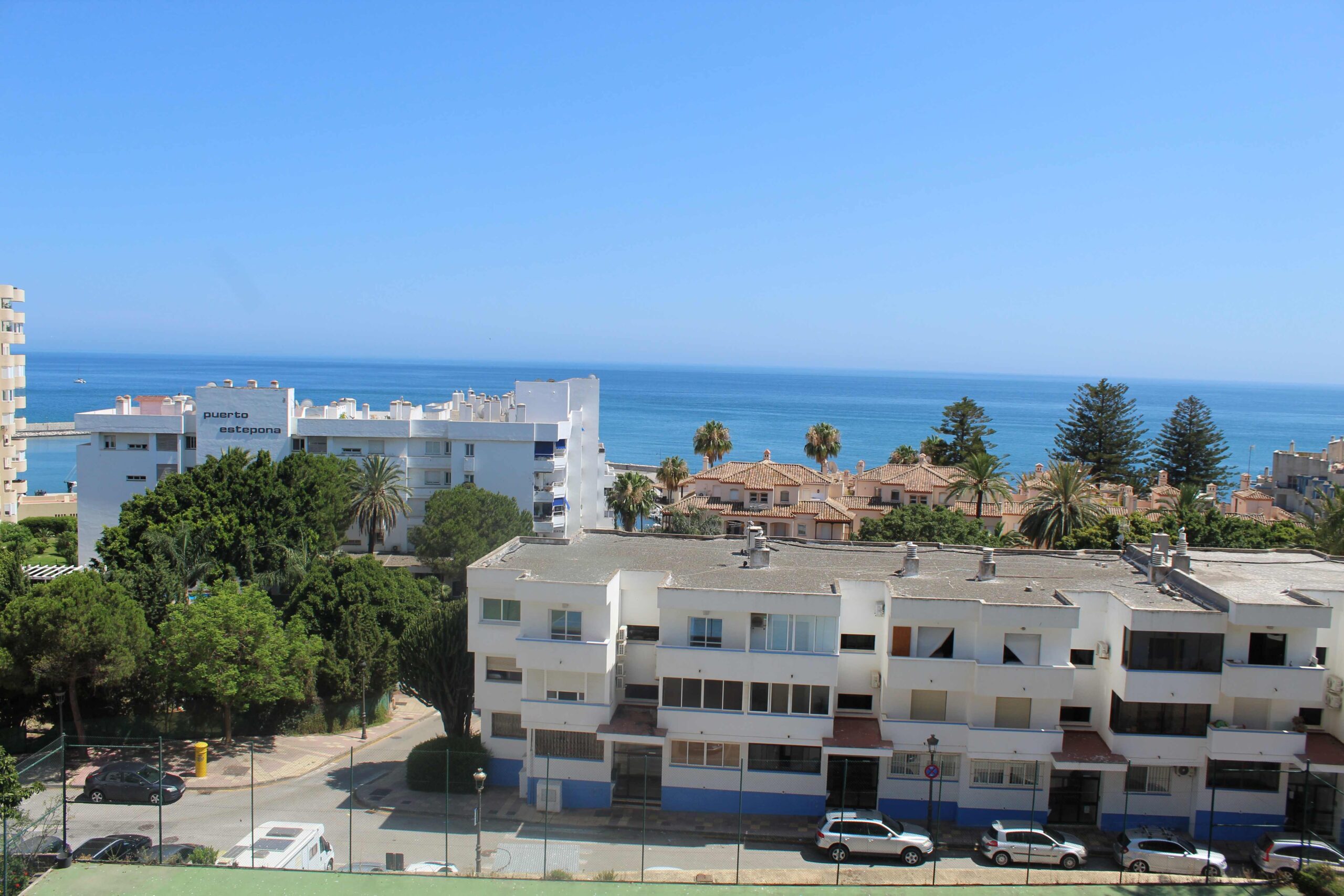 Exclusivo Apartamento Reformado con Vistas al Mar en Estepona, Apartamento de lujo en alquiler, reformado con vistas al mar en Puerto Estepona. 2 hab, 1 baño, acabados premium. A un paso de playa y servicios. ¡Vive el Medit
