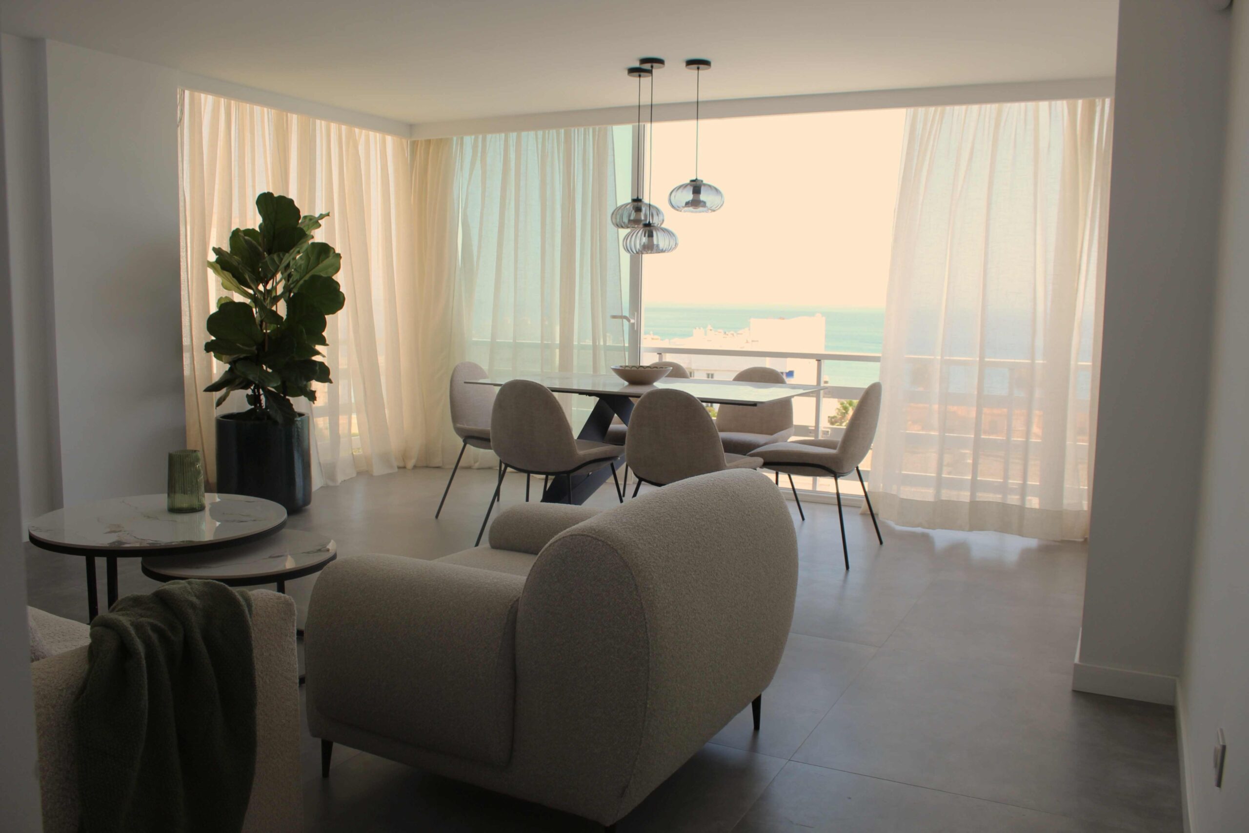 Exclusivo Apartamento Reformado con Vistas al Mar en Estepona, Apartamento de lujo en alquiler, reformado con vistas al mar en Puerto Estepona. 2 hab, 1 baño, acabados premium. A un paso de playa y servicios. ¡Vive el Medit