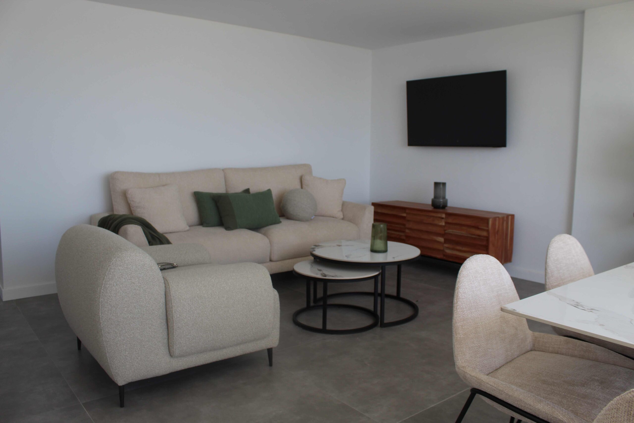Exclusivo Apartamento Reformado con Vistas al Mar en Estepona, Apartamento de lujo en alquiler, reformado con vistas al mar en Puerto Estepona. 2 hab, 1 baño, acabados premium. A un paso de playa y servicios. ¡Vive el Medit