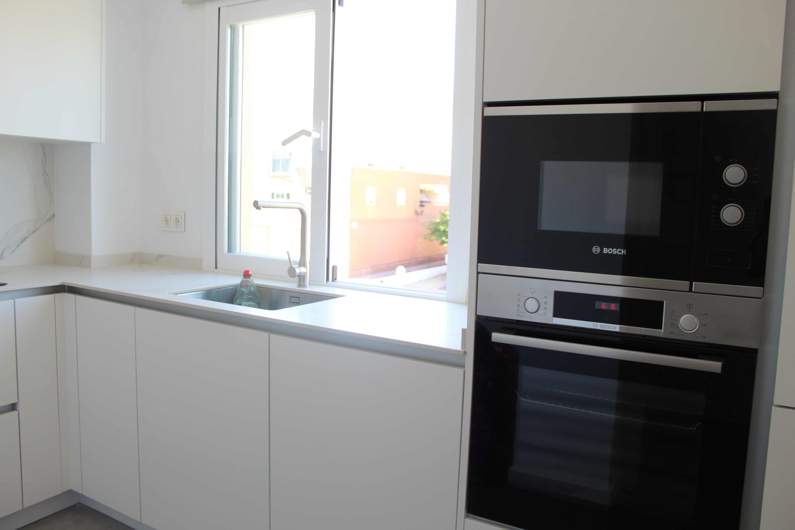 Exclusivo Apartamento Reformado con Vistas al Mar en Estepona, Apartamento de lujo en alquiler, reformado con vistas al mar en Puerto Estepona. 2 hab, 1 baño, acabados premium. A un paso de playa y servicios. ¡Vive el Medit