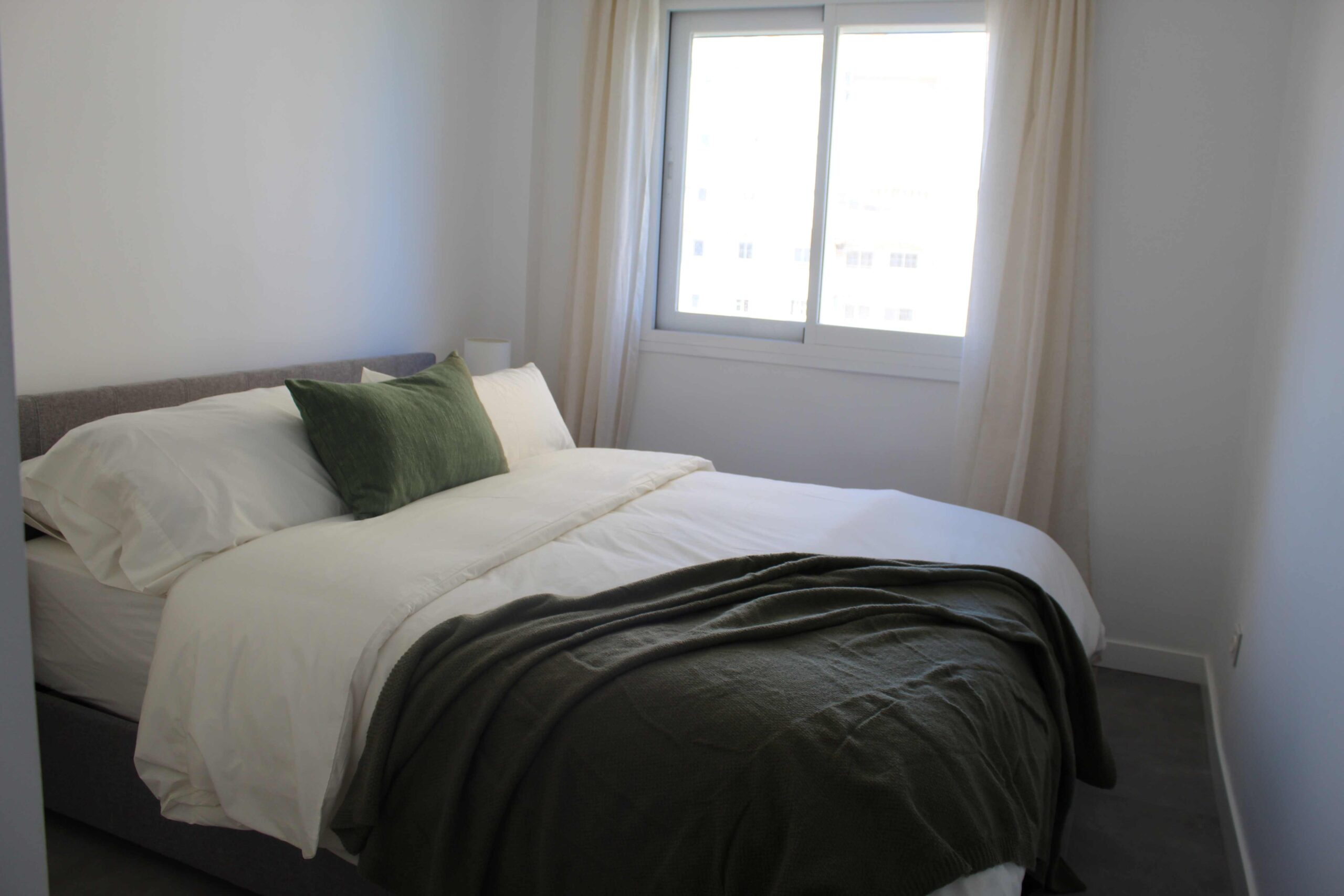 Exclusivo Apartamento Reformado con Vistas al Mar en Estepona, Apartamento de lujo en alquiler, reformado con vistas al mar en Puerto Estepona. 2 hab, 1 baño, acabados premium. A un paso de playa y servicios. ¡Vive el Medit