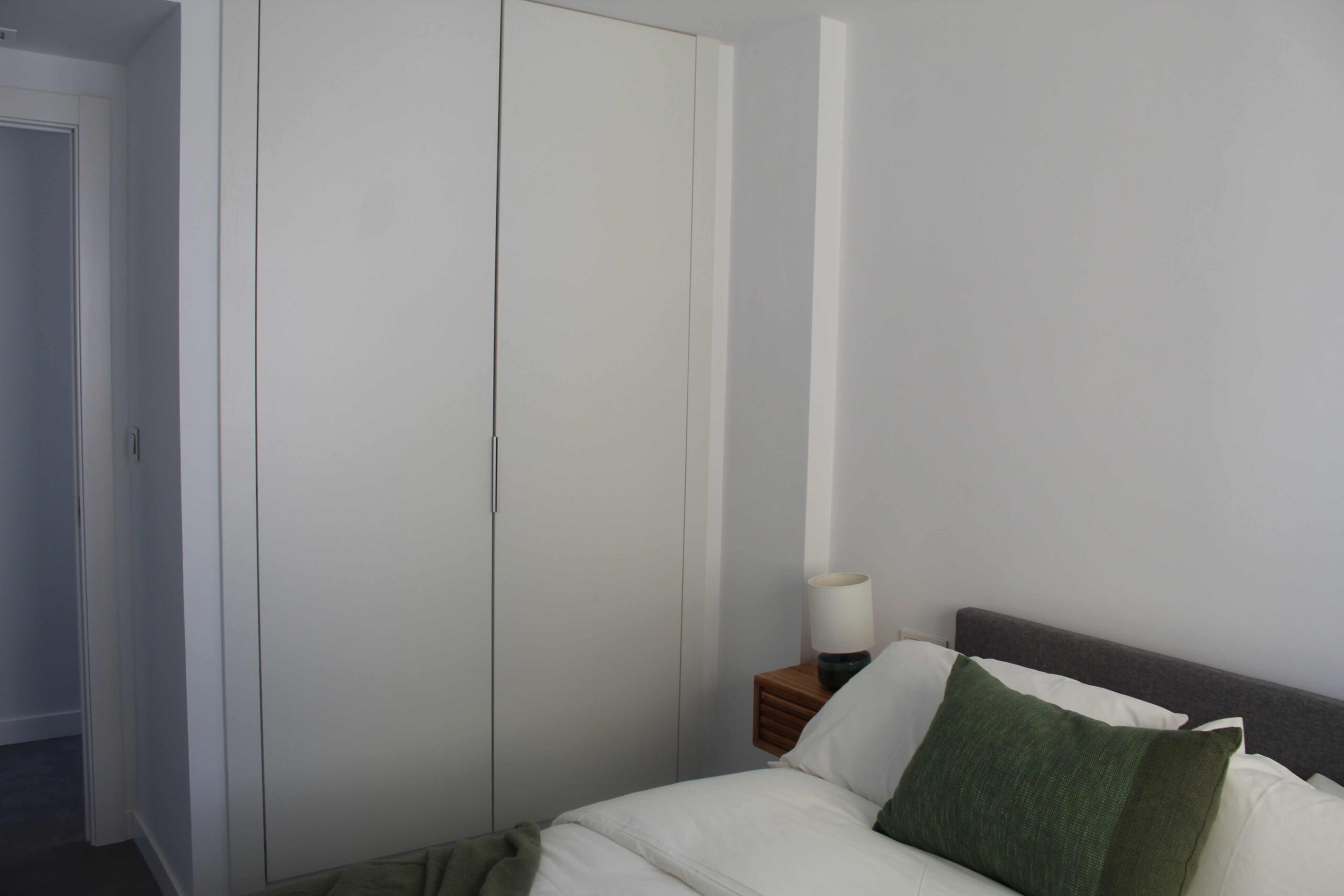 Exclusivo Apartamento Reformado con Vistas al Mar en Estepona, Apartamento de lujo en alquiler, reformado con vistas al mar en Puerto Estepona. 2 hab, 1 baño, acabados premium. A un paso de playa y servicios. ¡Vive el Medit