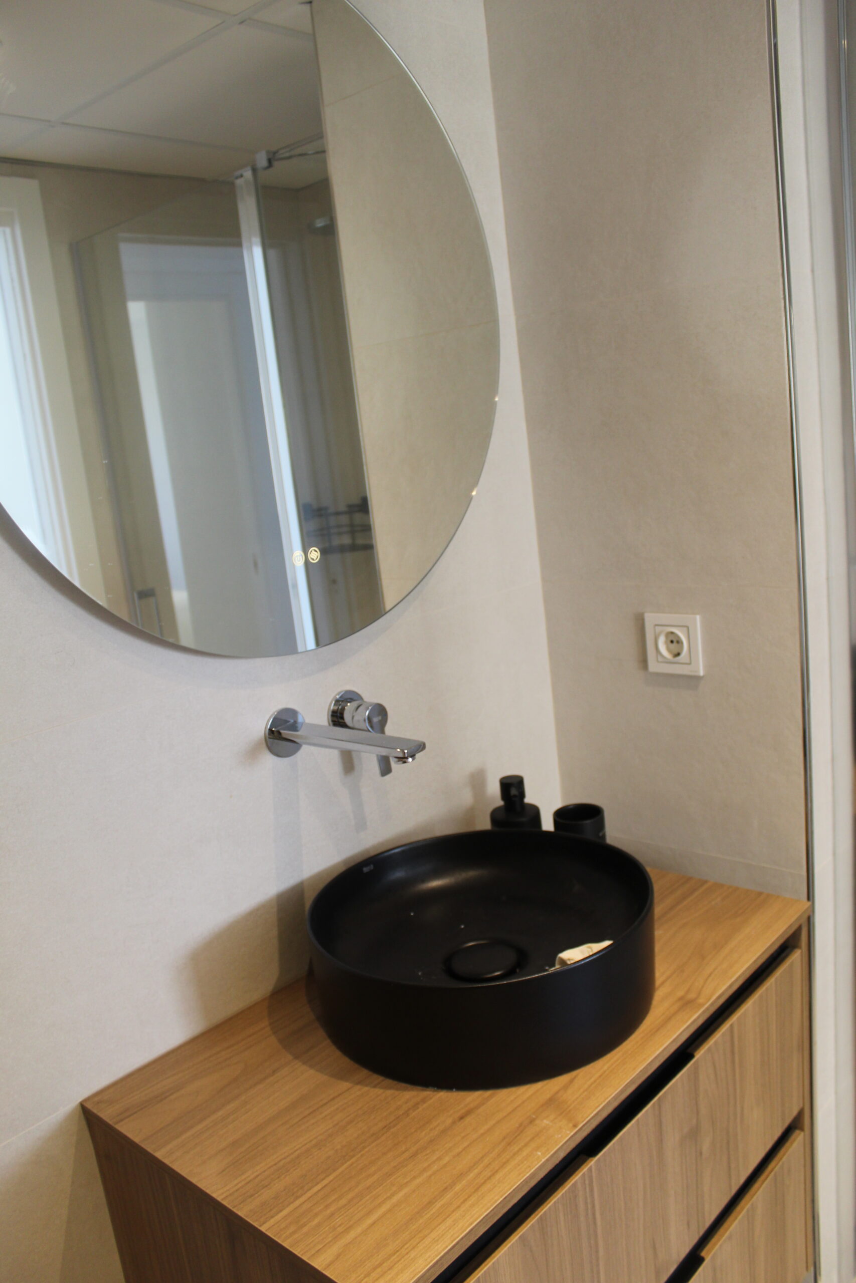 Exclusivo Apartamento Reformado con Vistas al Mar en Estepona, Apartamento de lujo en alquiler, reformado con vistas al mar en Puerto Estepona. 2 hab, 1 baño, acabados premium. A un paso de playa y servicios. ¡Vive el Medit