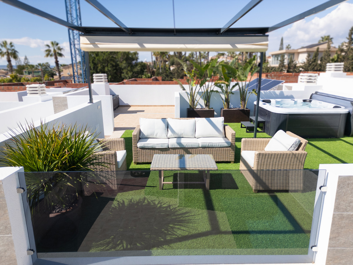 Villa de Lujo en San Fulgencio con Piscina, Villa de lujo en El Oasis, San Fulgencio, Alicante. 3 dorm, 2 baños, piscina privada. A 5km de playas y golf. Vive la Costa Blanca por 395.000€.