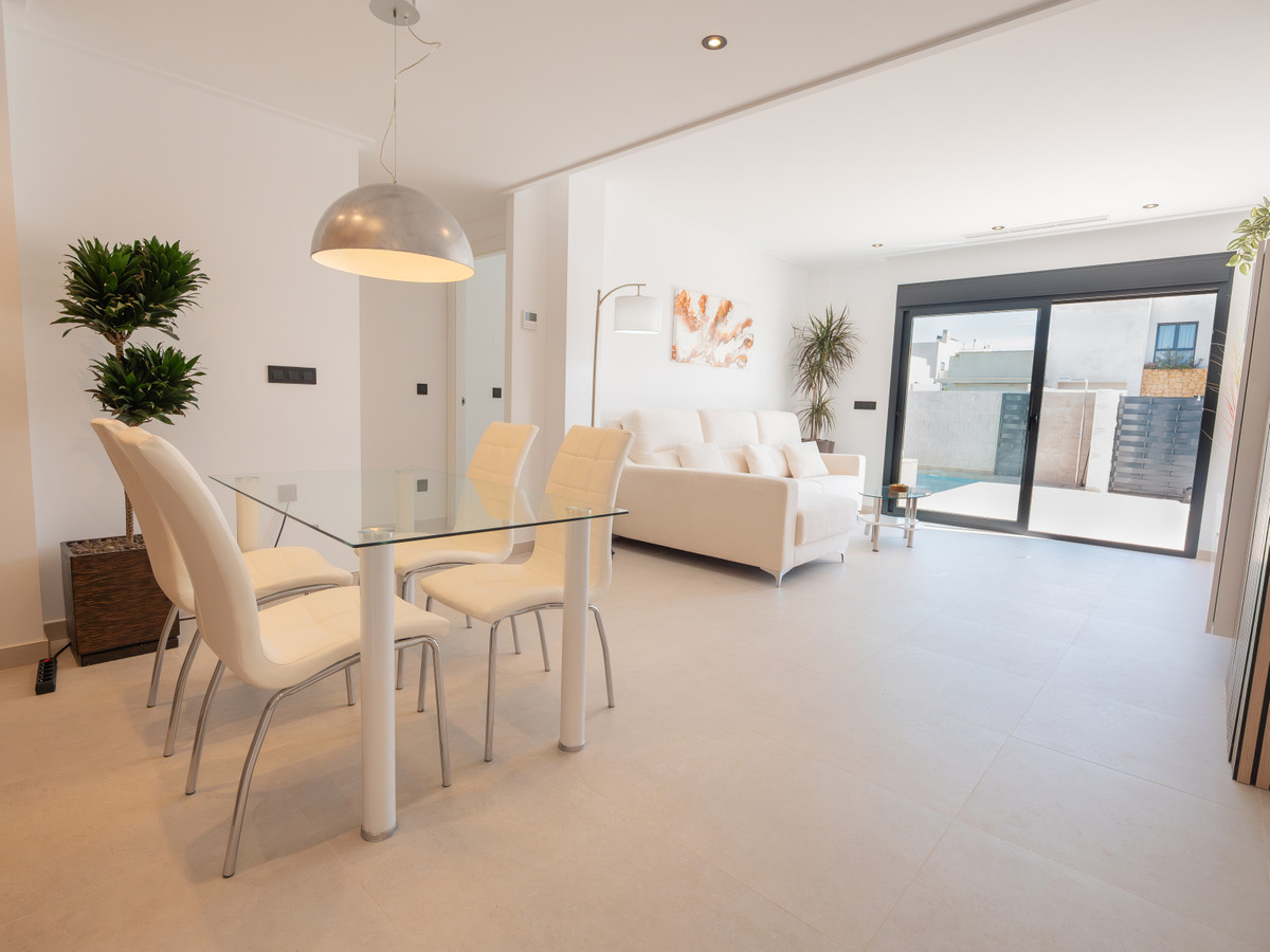Villa de Lujo en San Fulgencio con Piscina, Villa de lujo en El Oasis, San Fulgencio, Alicante. 3 dorm, 2 baños, piscina privada. A 5km de playas y golf. Vive la Costa Blanca por 395.000€.