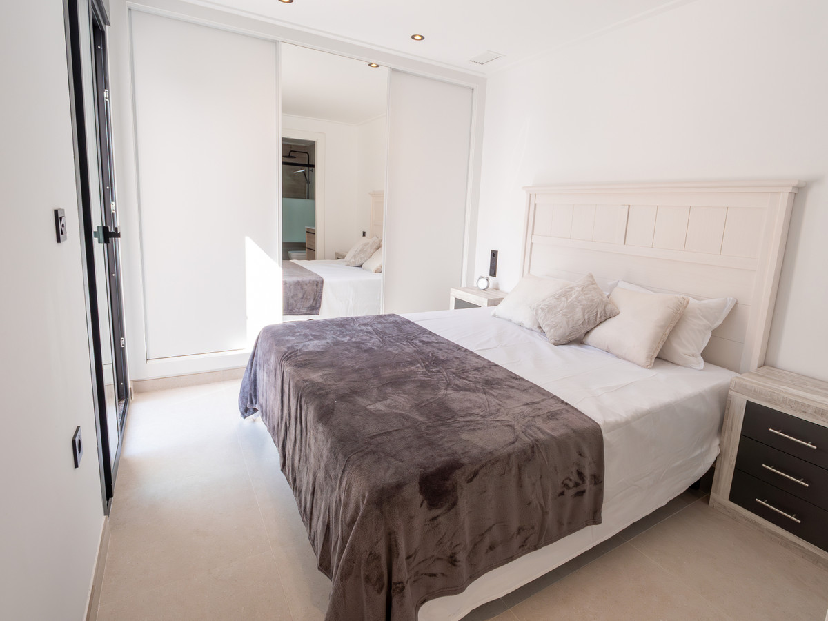 Villa de Lujo en San Fulgencio con Piscina, Villa de lujo en El Oasis, San Fulgencio, Alicante. 3 dorm, 2 baños, piscina privada. A 5km de playas y golf. Vive la Costa Blanca por 395.000€.