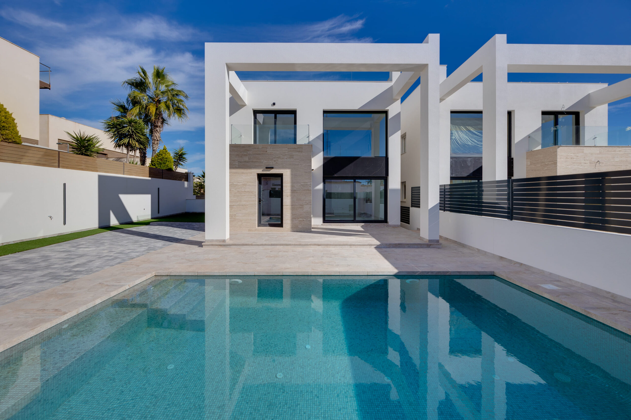 Villas de Lujo en Costa Blanca South, Villas de obra nueva en Torrevieja, Costa Blanca. 4 hab/4 baños. Lujo, confort y alta rentabilidad. ¡Vive tu paraíso mediterráneo!