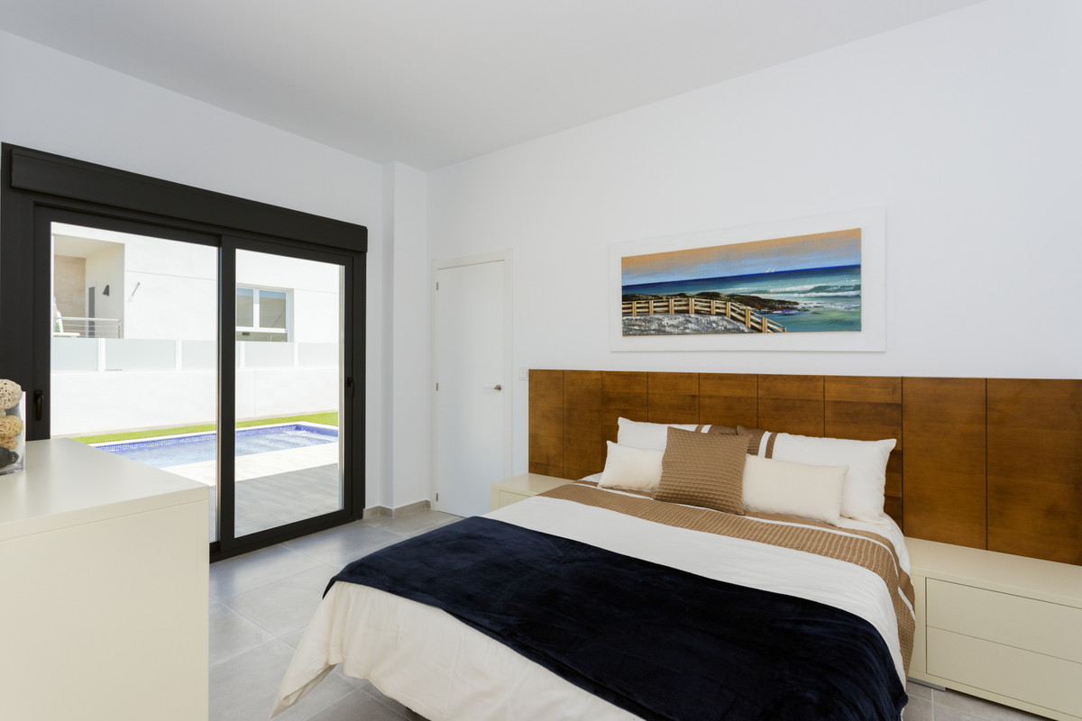 Villa de Lujo en Daya Nueva: Tu Paraíso Mediterráneo, Descubre exclusivas villas de nueva construcción en Daya Nueva, Alicante. Lujo y confort en una planta con piscina privada. Cerca de playas y aeropuerto. ¡Tu vi