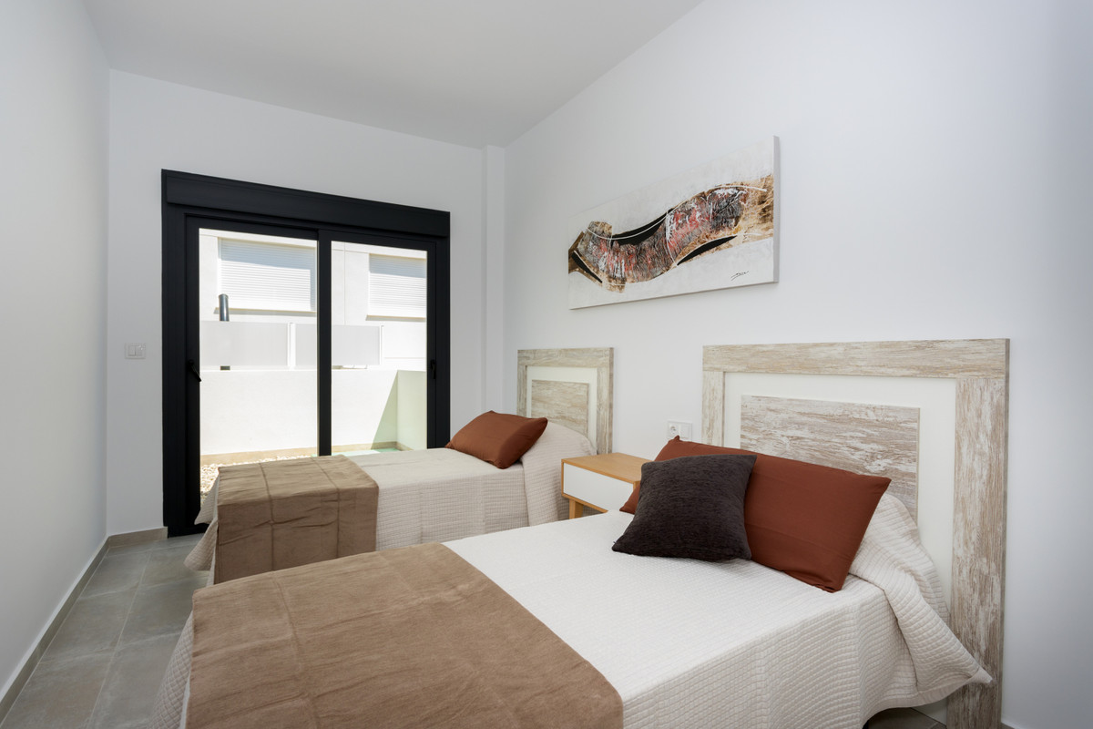 Villa de Lujo en Daya Nueva: Tu Paraíso Mediterráneo, Descubre exclusivas villas de nueva construcción en Daya Nueva, Alicante. Lujo y confort en una planta con piscina privada. Cerca de playas y aeropuerto. ¡Tu vi