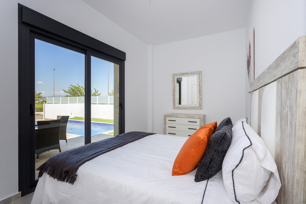 Villa de Lujo en Daya Nueva: Tu Paraíso Mediterráneo, Descubre exclusivas villas de nueva construcción en Daya Nueva, Alicante. Lujo y confort en una planta con piscina privada. Cerca de playas y aeropuerto. ¡Tu vi