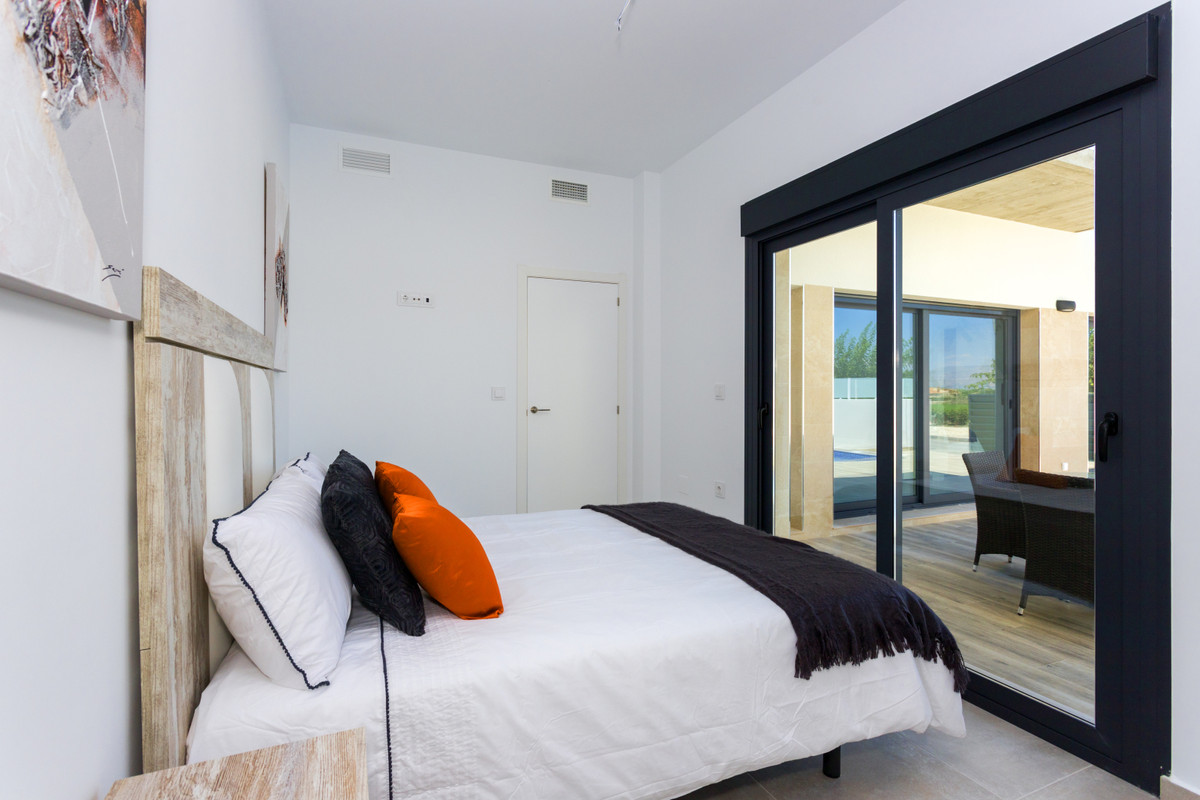 Villa de Lujo en Daya Nueva: Tu Paraíso Mediterráneo, Descubre exclusivas villas de nueva construcción en Daya Nueva, Alicante. Lujo y confort en una planta con piscina privada. Cerca de playas y aeropuerto. ¡Tu vi