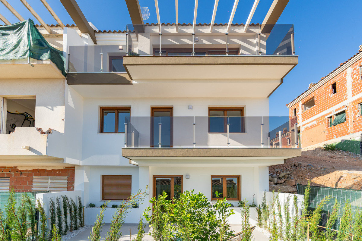 Exclusiva Villa en La Nucia: Vistas Bahía y Lujo, Villa de lujo obra nueva en La Nucia, Alicante. 4 hab, 3 baños. Vistas panorámicas al mar, diseño mediterráneo, sostenible y con todas las comodidades. ¡Oportun